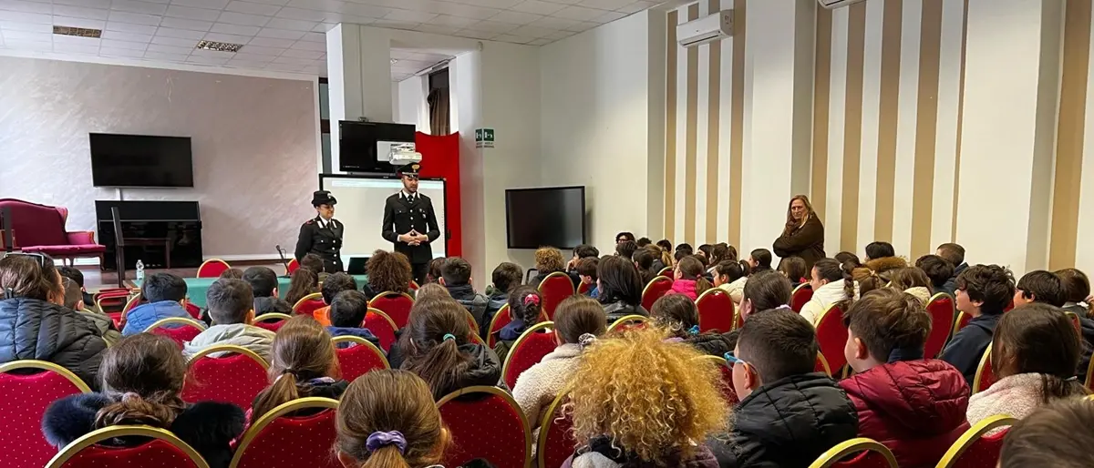 Reggio, carabinieri alla scuola Carducci per parlare di legalità, bullismo e cyberbullismo