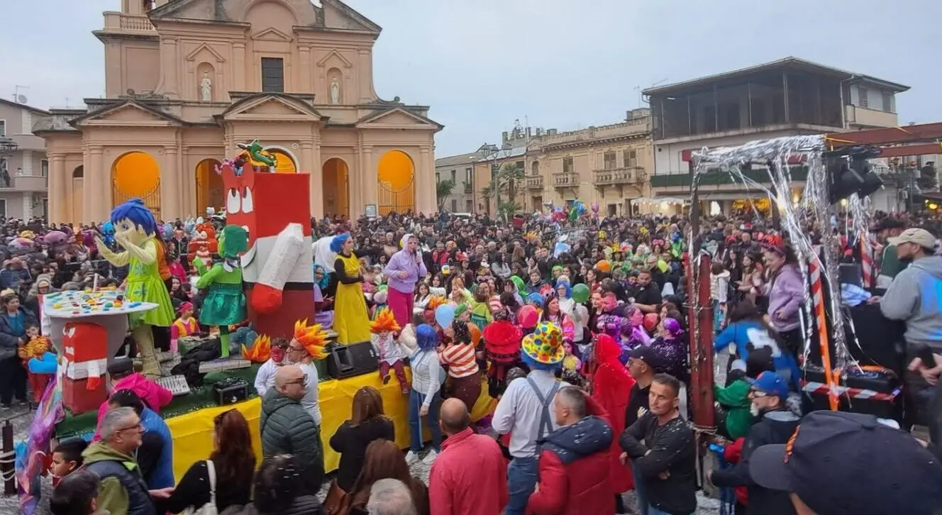 Rosarno festeggia la sesta edizione del Carnevale, tra carri e feste in maschera