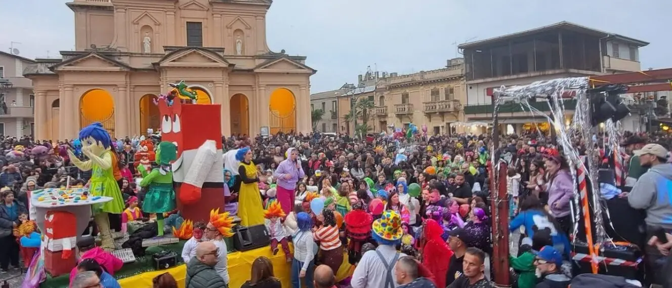 Rosarno festeggia la sesta edizione del Carnevale, tra carri e feste in maschera