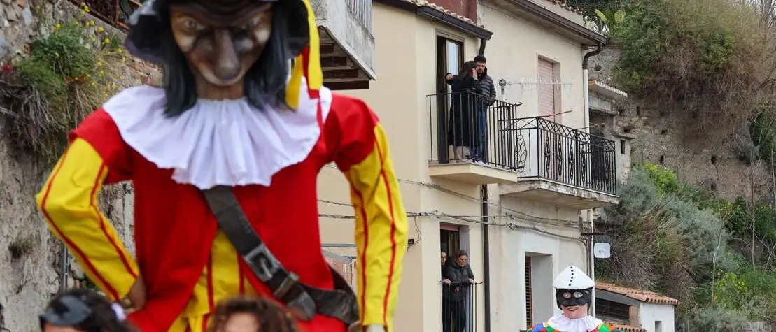 Scalea pensa già al Carnevale, al via l’allestimento dei carri allegorici