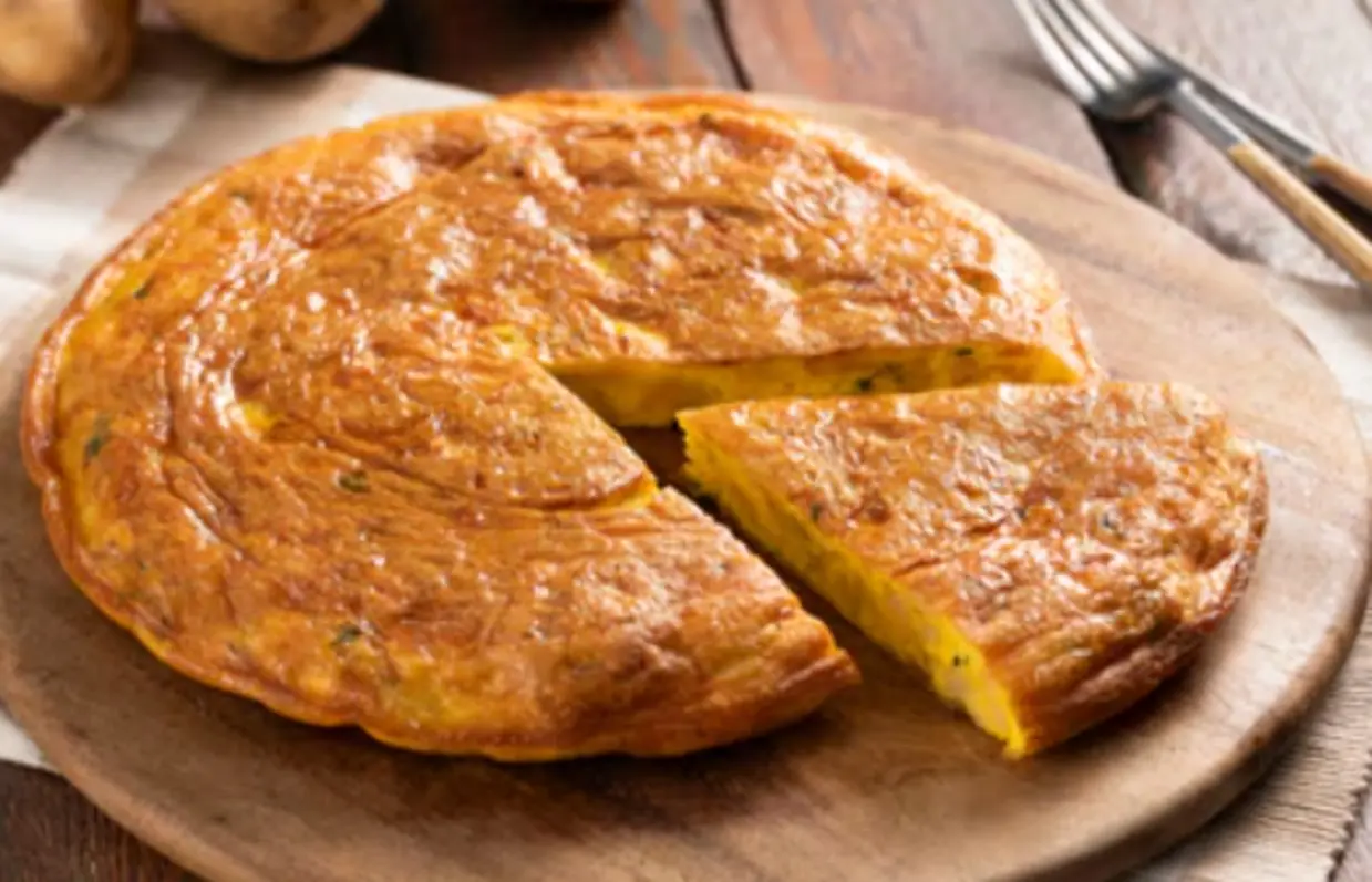 LA RICETTA DEL GIORNO | Frittata di patate: un salvacena facile e nutriente