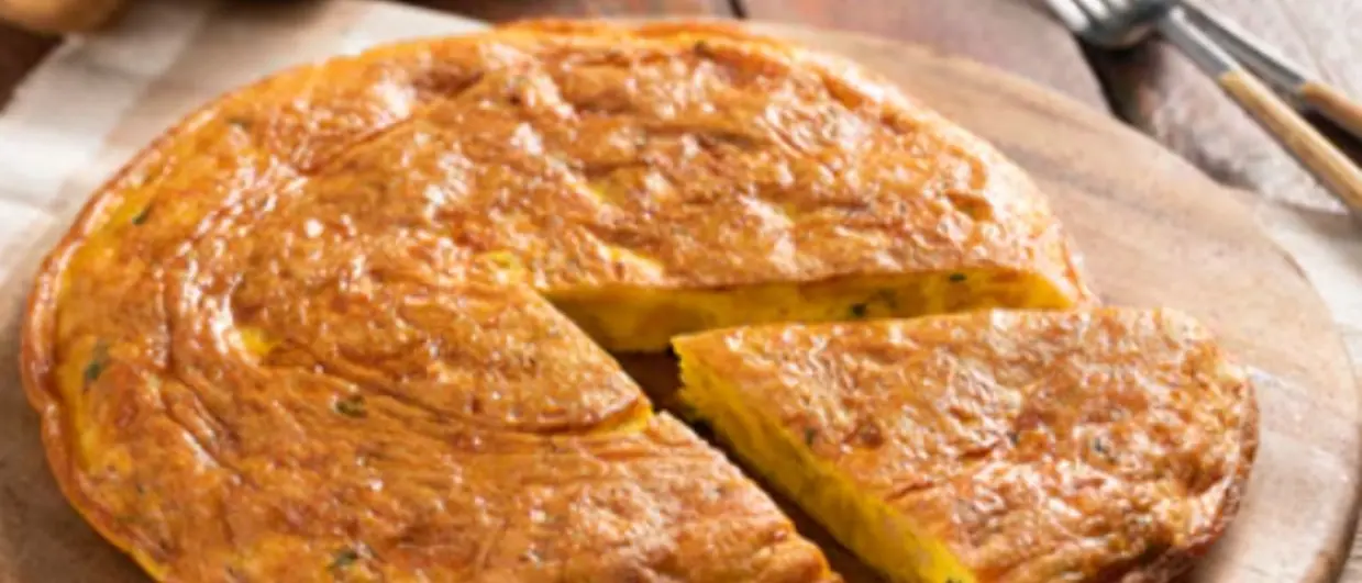 LA RICETTA DEL GIORNO | Frittata di patate: un salvacena facile e nutriente