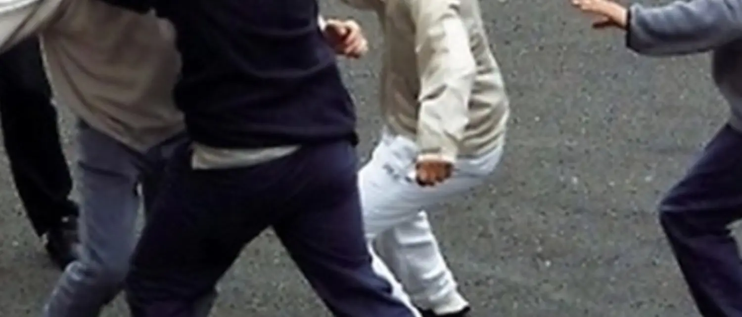 Villa San Giovanni, rissa tra giovani davanti all'Istituto Alberghiero: scontro violento con caschi e tavolini