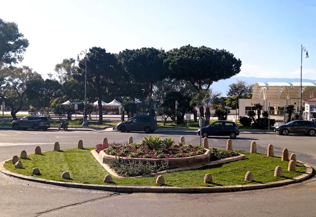 Reggio, Merenda: «Rinnovata l'aiuola a Piazza Indipendenza. Restituita alla città una cartolina d’altri tempi»