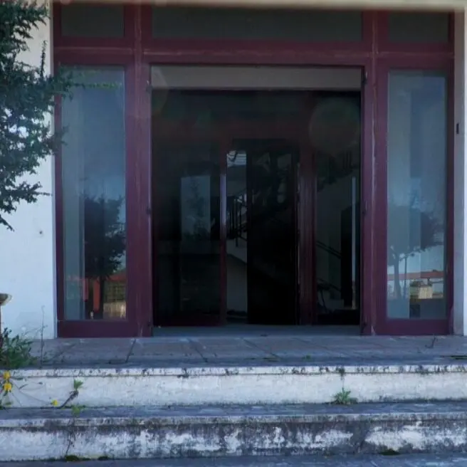 Il silenzio di Arghillà: devastazione nell'ex scuola, presidio della Polizia di Stato | FOTO