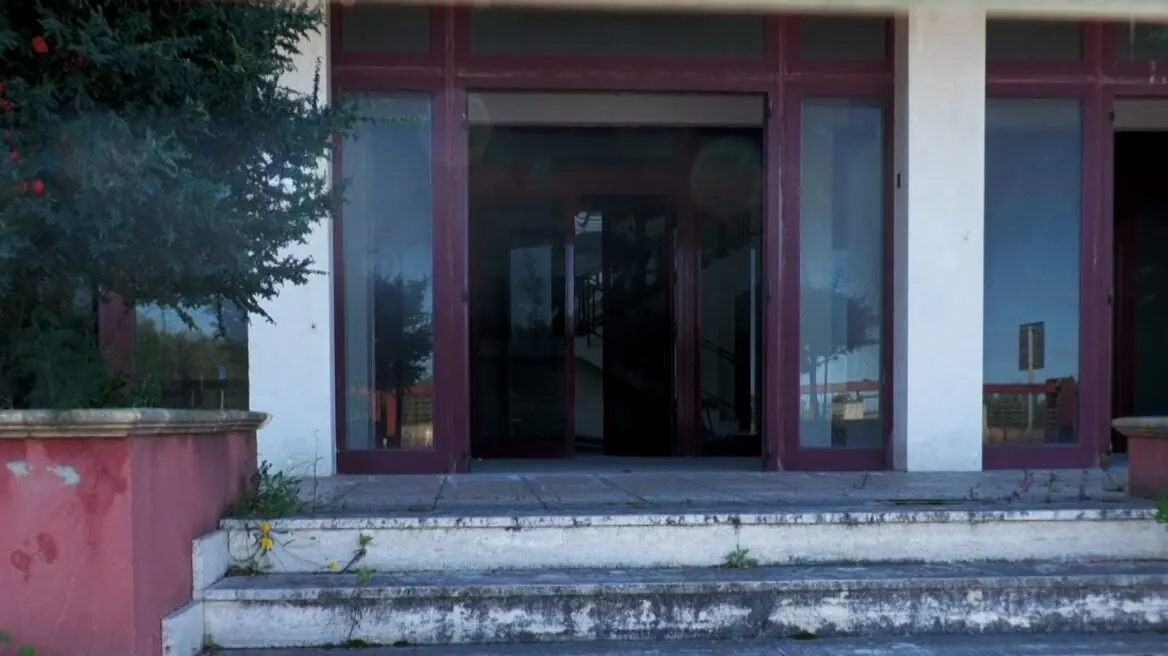 Il silenzio di Arghillà: devastazione nell'ex scuola, presidio della Polizia di Stato | FOTO