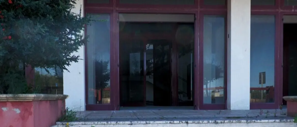 Il silenzio di Arghillà: devastazione nell'ex scuola, presidio della Polizia di Stato | FOTO