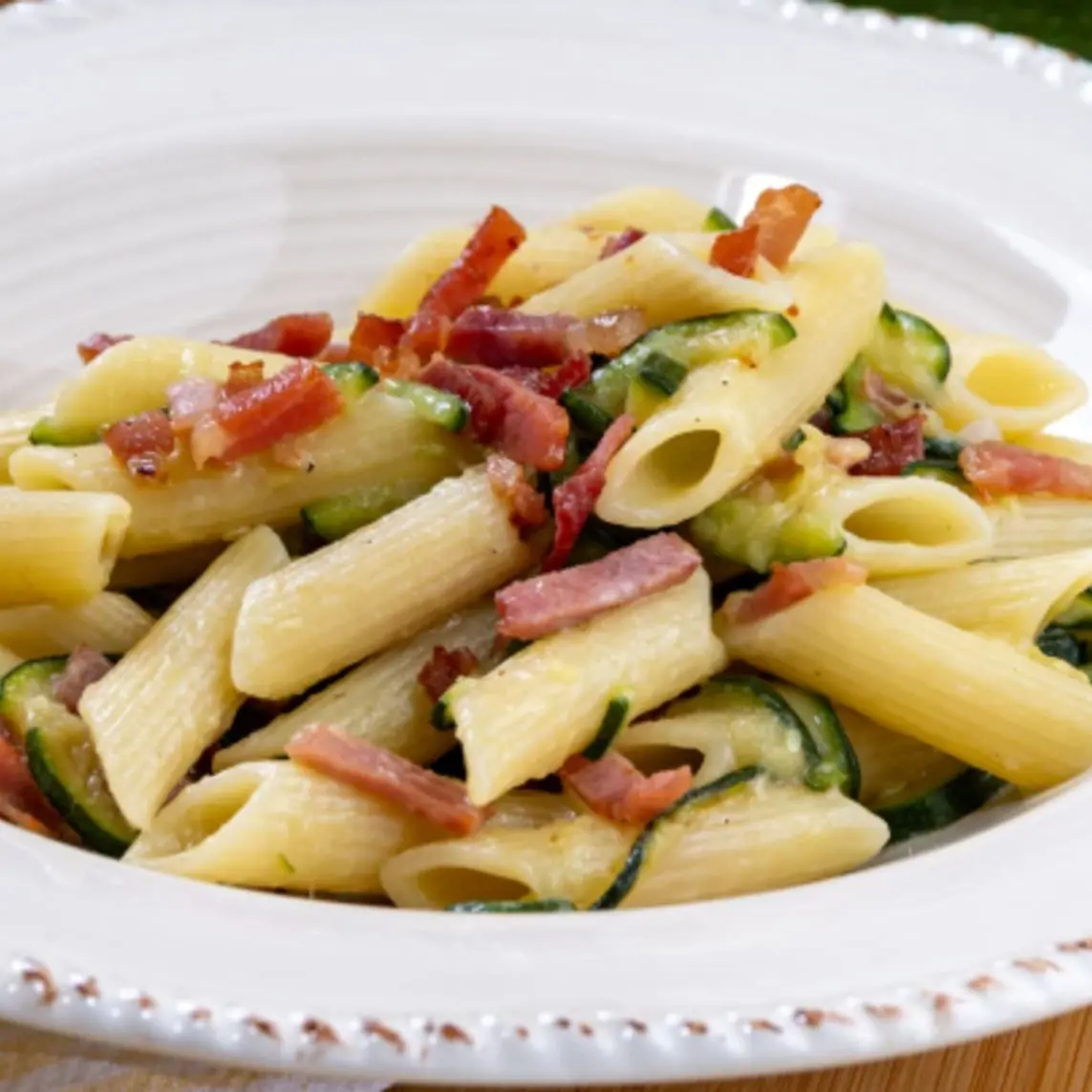 LA RICETTA DEL GIORNO | Pennette con speck e zucchine: un piatto saporito, facile e veloce