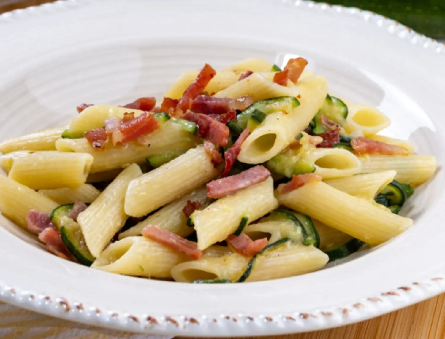 LA RICETTA DEL GIORNO | Pennette con speck e zucchine: un piatto saporito, facile e veloce