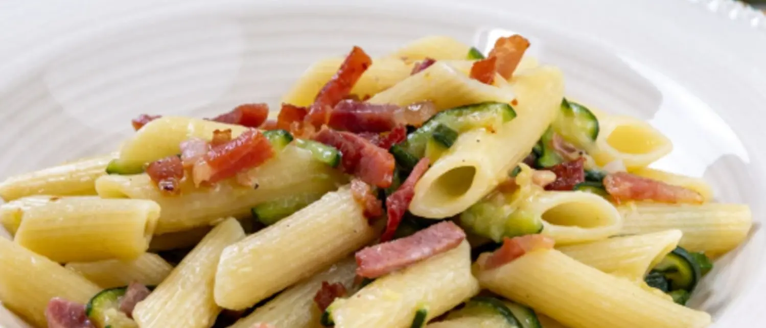 LA RICETTA DEL GIORNO | Pennette con speck e zucchine: un piatto saporito, facile e veloce