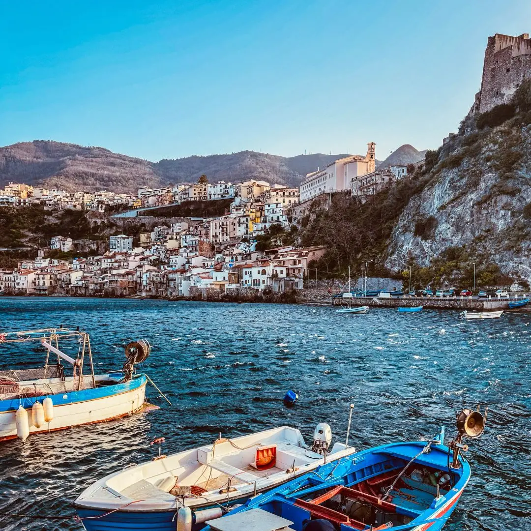 LA FOTO DEL GIORNO | Scilla, il respiro del mare e degli uomini che lo vivono