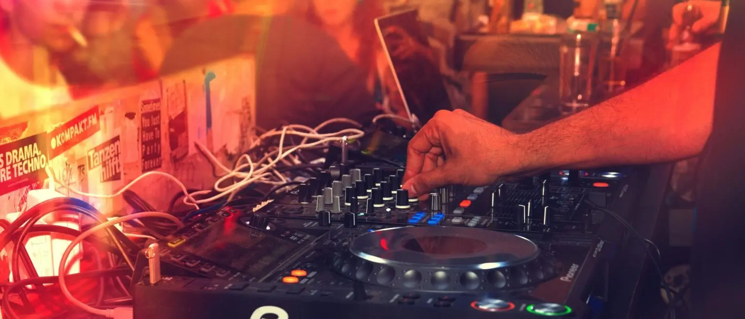 Reggio, inclusione sociale o spot politico? La polemica sul corso per dj è un disco rotto