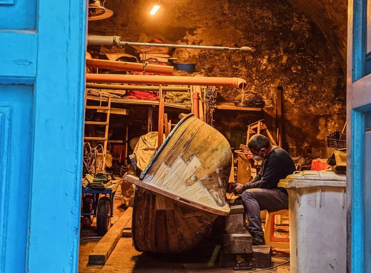 LA FOTO DEL GIORNO | Le mani che costruiscono il mare