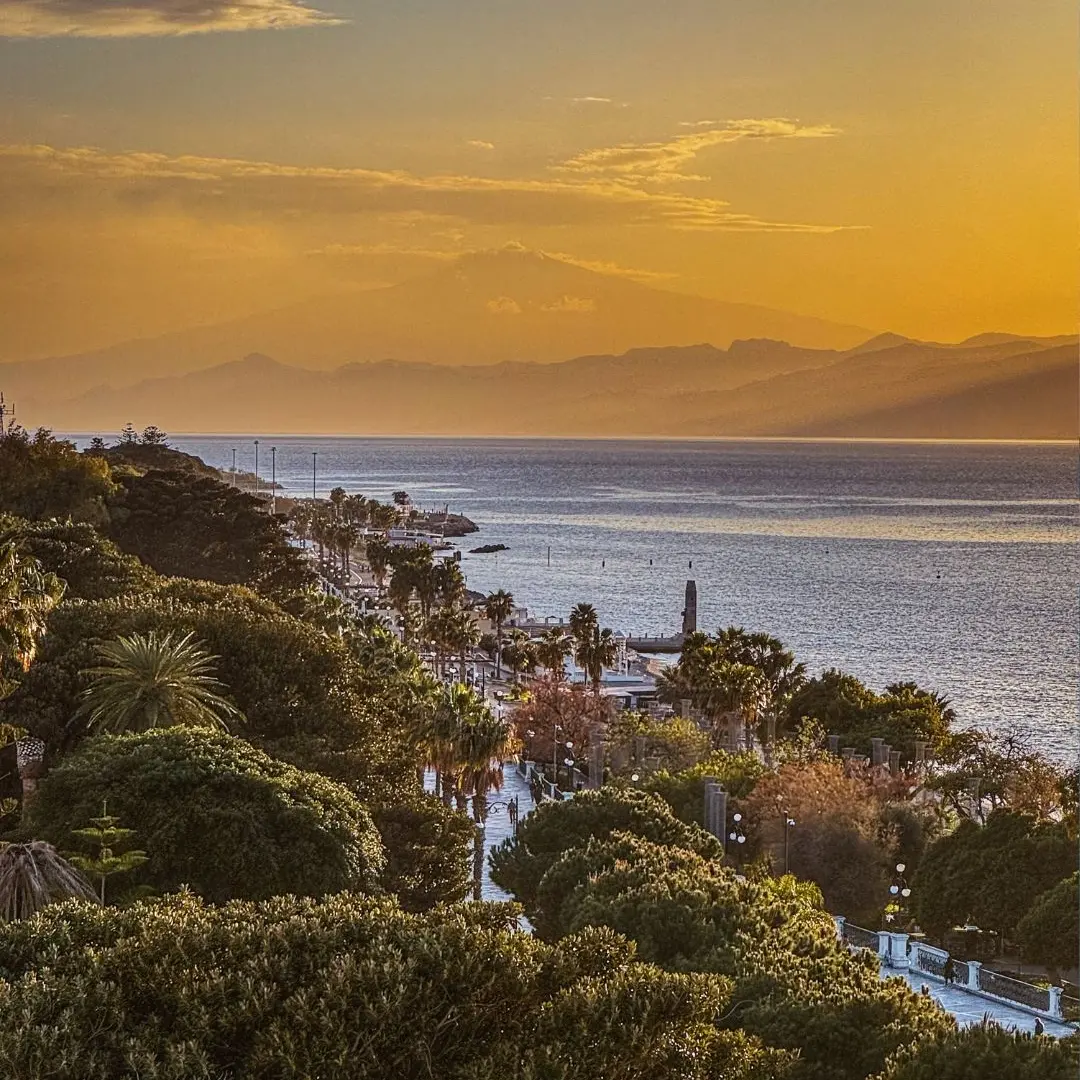 LA FOTO DEL GIORNO | Il tramonto che avvolge il mare e la terra