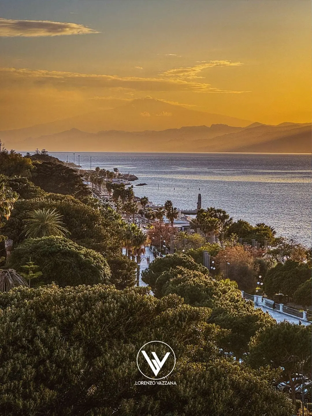 LA FOTO DEL GIORNO | Il tramonto che avvolge il mare e la terra