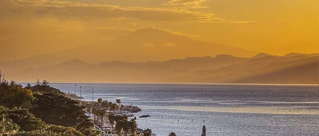 LA FOTO DEL GIORNO | Il tramonto che avvolge il mare e la terra