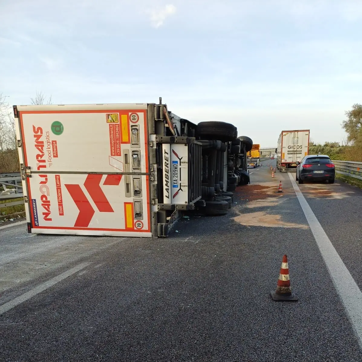 Mezzo pesante si ribalta tra gli svincoli di Rosarno e Gioia Tauro, traffico rallentato