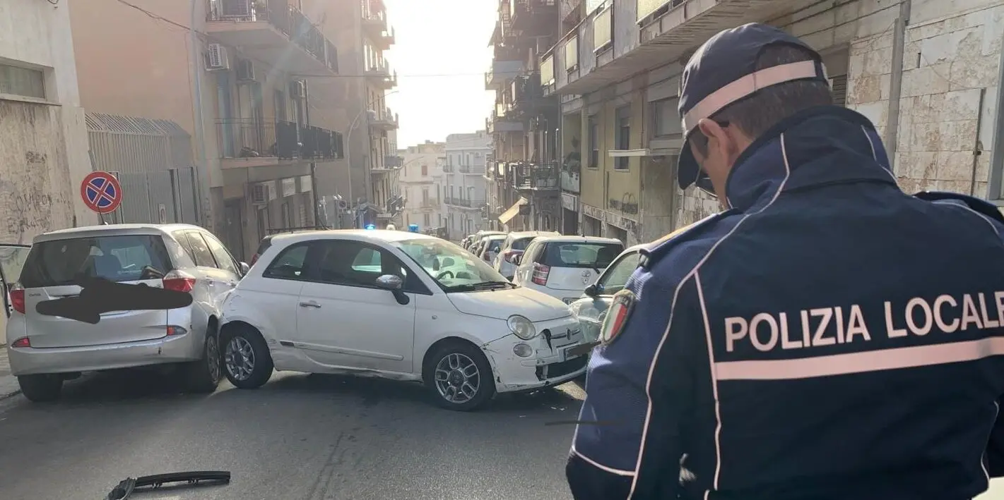 Reggio, incidente in pieno centro: quattro auto coinvolte e due feriti