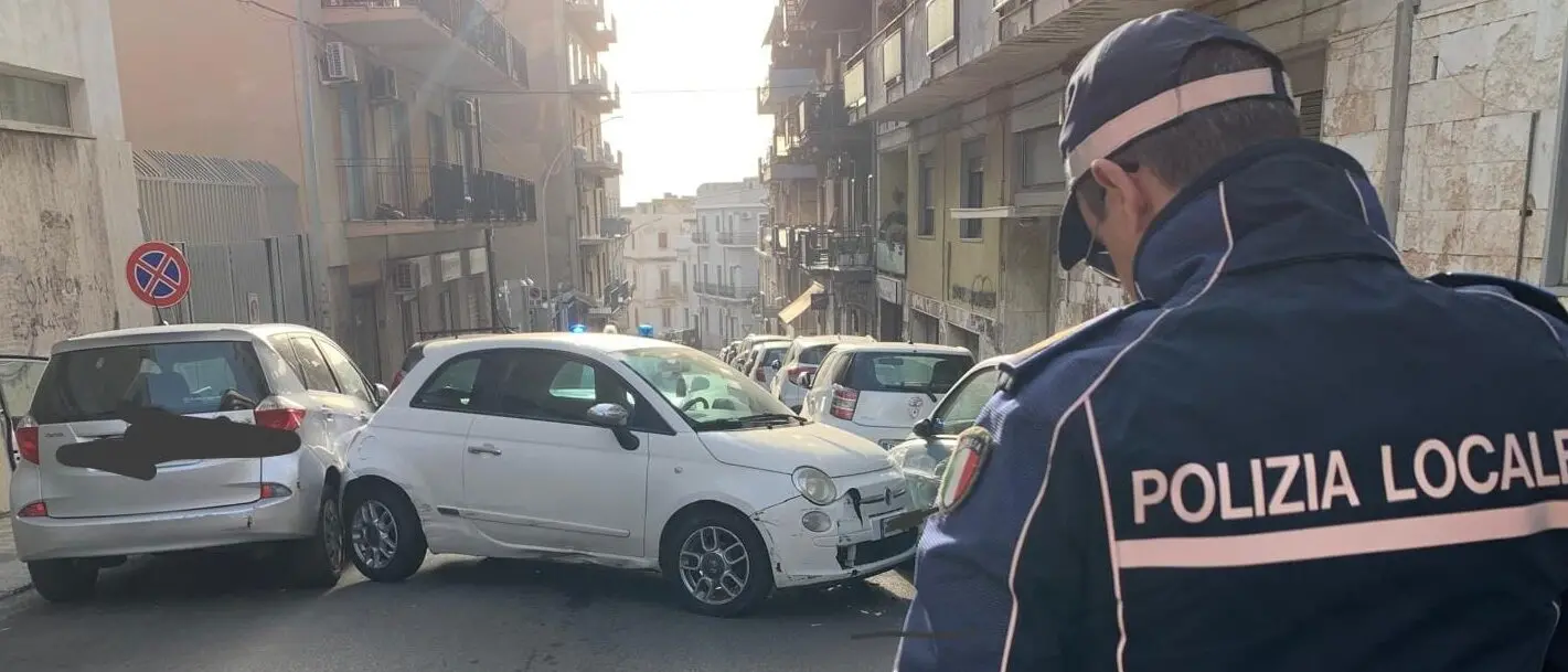 Reggio, incidente in pieno centro: quattro auto coinvolte e due feriti