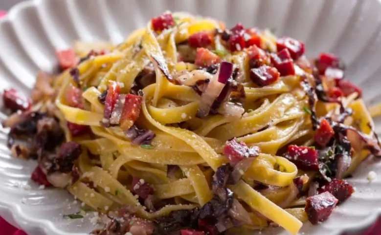 LA RICETTA DEL GIORNO | Tagliatelle radicchio e speck: un primo piatto cremoso e saporito