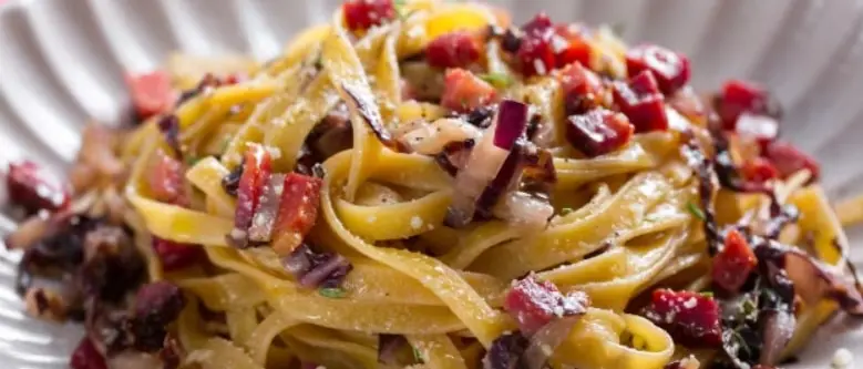 LA RICETTA DEL GIORNO | Tagliatelle radicchio e speck: un primo piatto cremoso e saporito