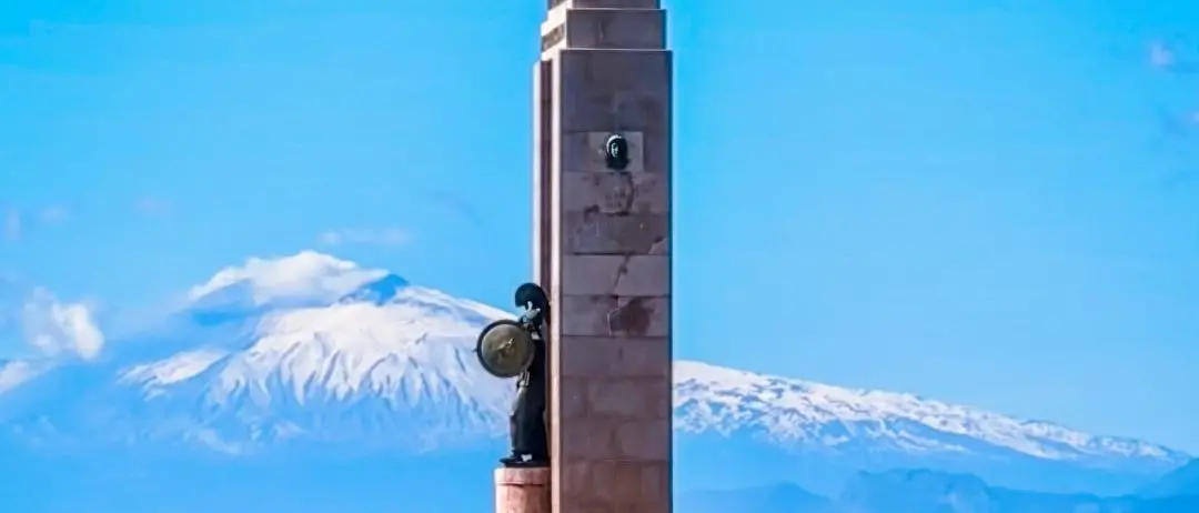 LA FOTO DEL GIORNO | Il mare che incontra la neve all'orizzonte