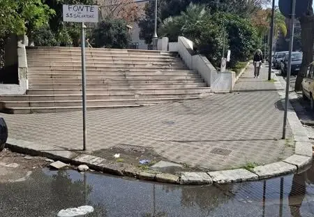 Reggio, perdita d'acqua in Via Cardinale Portanova: spunta un cartello ironico