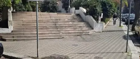 Reggio, perdita d'acqua in Via Cardinale Portanova: spunta un cartello ironico