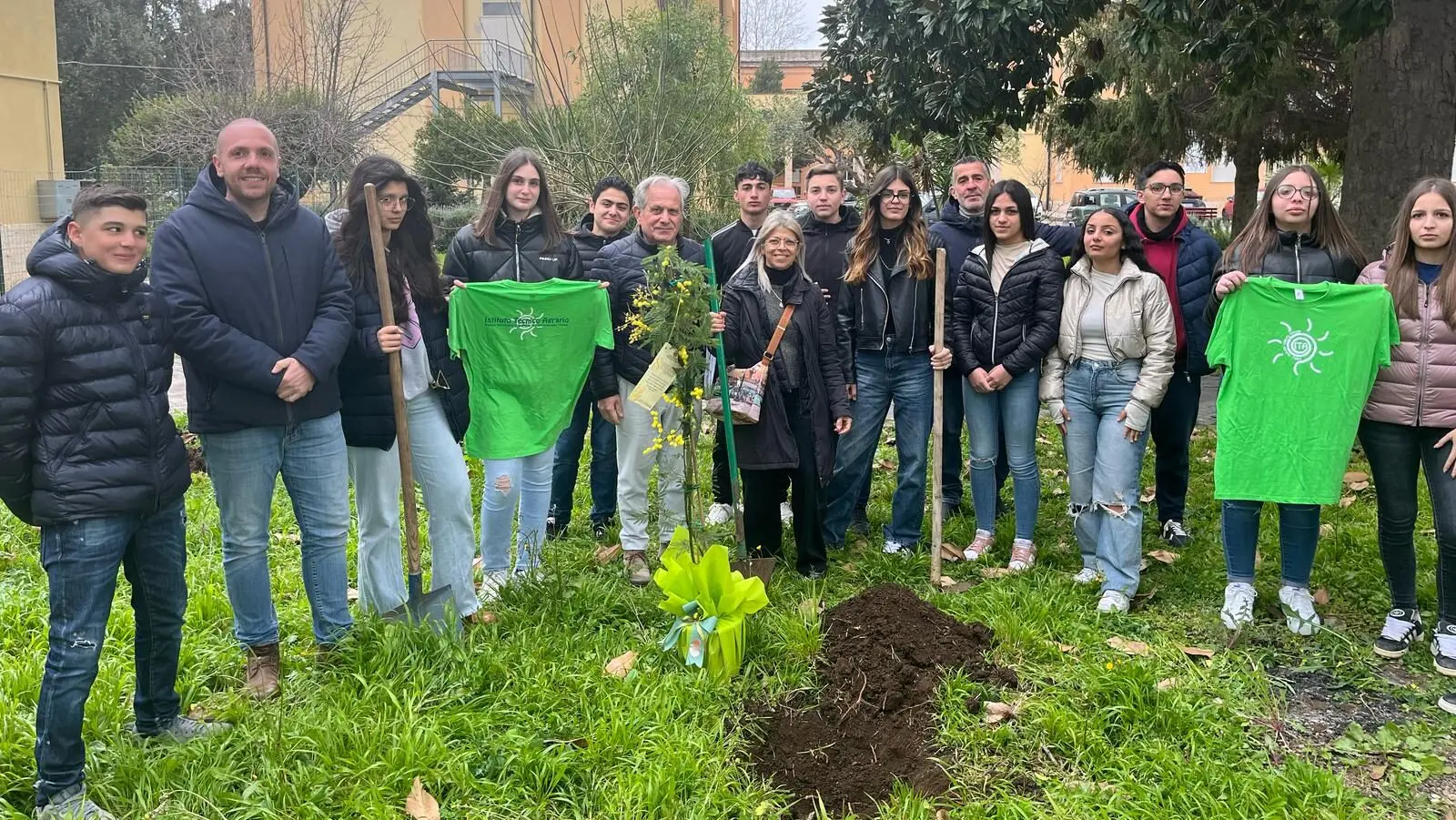 All’Istituto “Einaudi-Alvaro” di Palmi piantate le mimose donate dal Comune per l’8 marzo