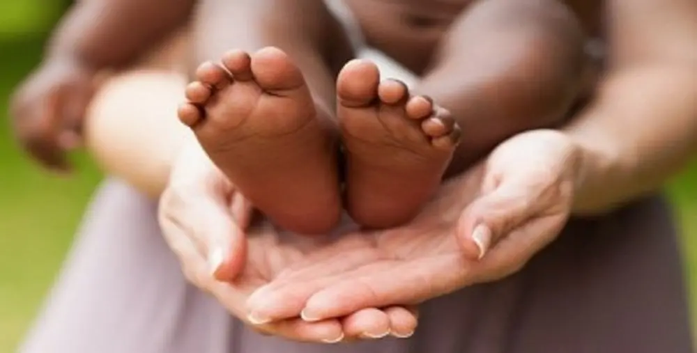 Storie di adozione e scelte di vita nei racconti di genitori e coppie