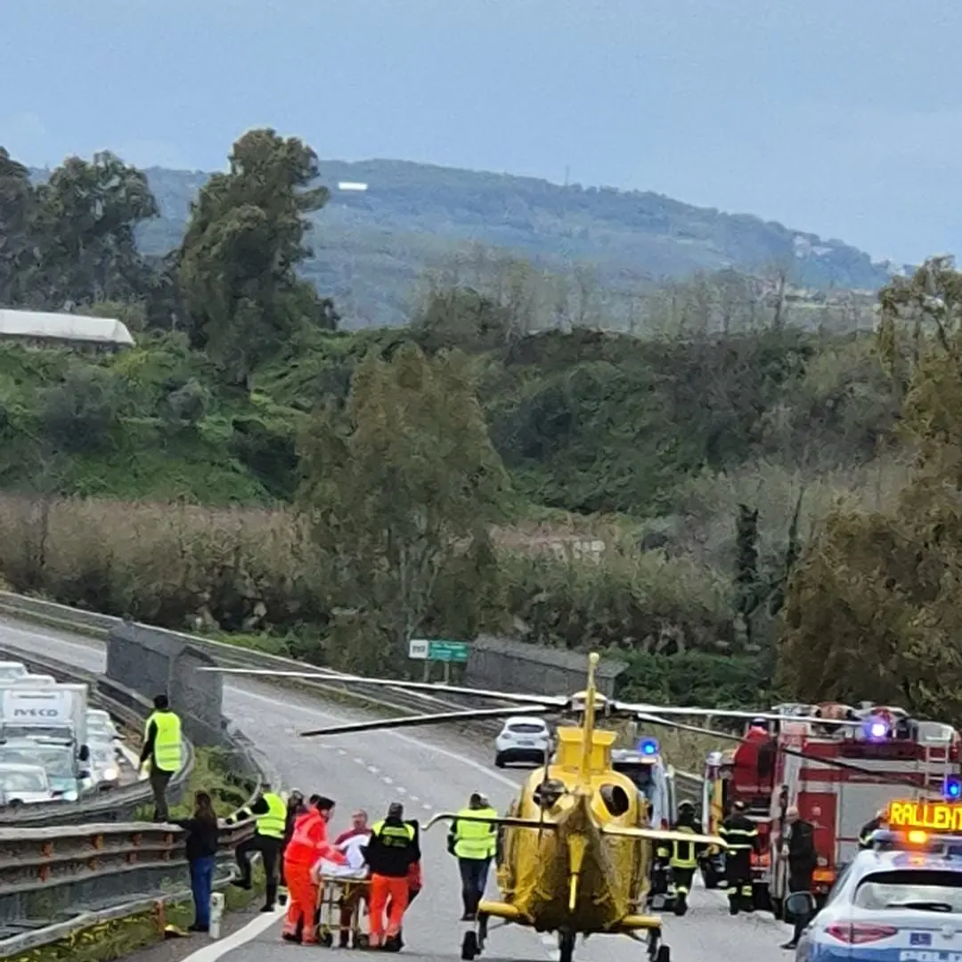 Grave incidente sull'A2 tra Rosarno e Gioia Tauro, auto precipita nel fosso: due feriti