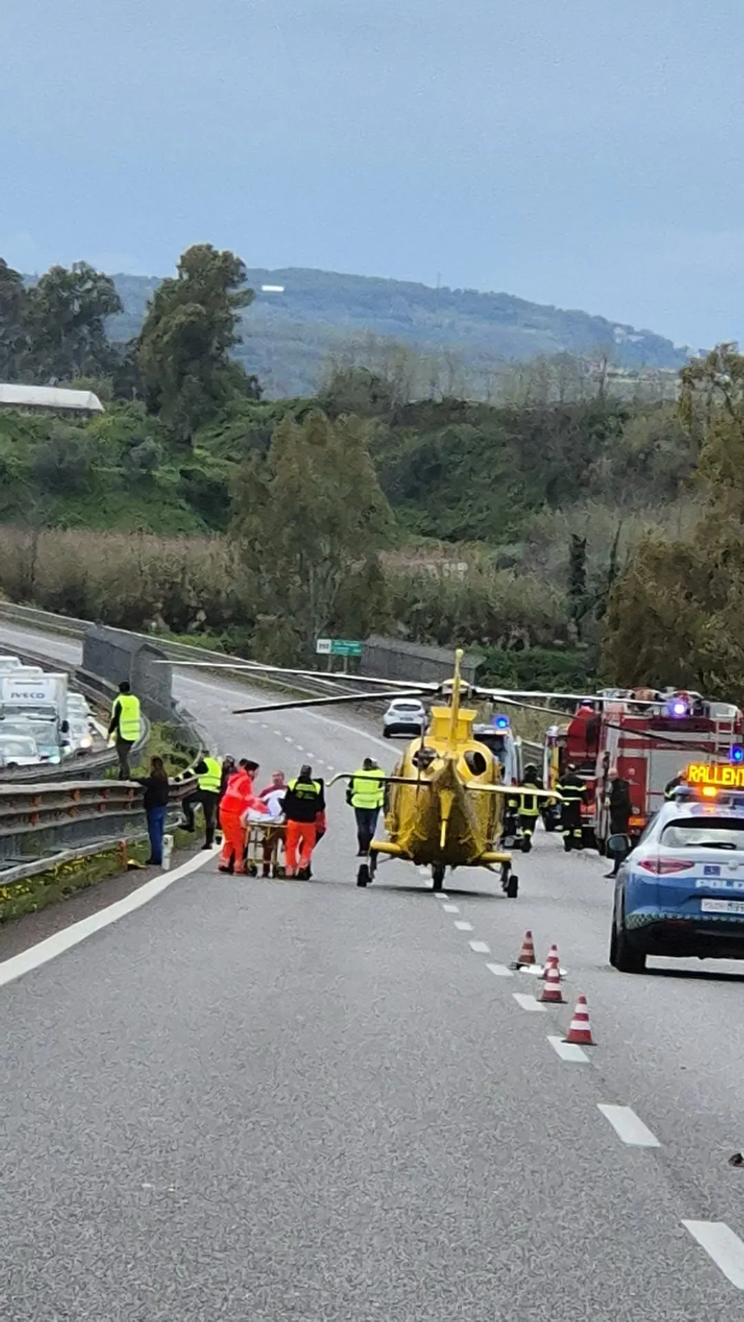 Grave incidente sull'A2 tra Rosarno e Gioia Tauro, auto precipita nel fosso: due feriti
