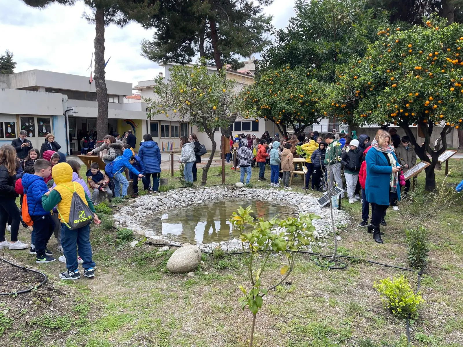 Roccella, inaugurata l’Aula Natura del WWF: centinaia di bambini a lezione nel verde