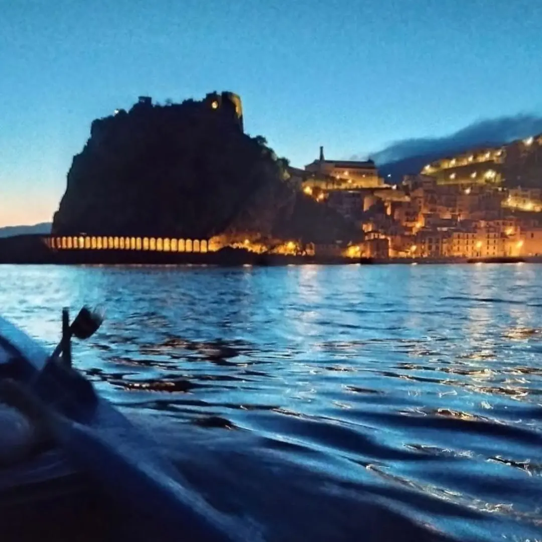 LA FOTO DEL GIORNO | La notte illumina il mare