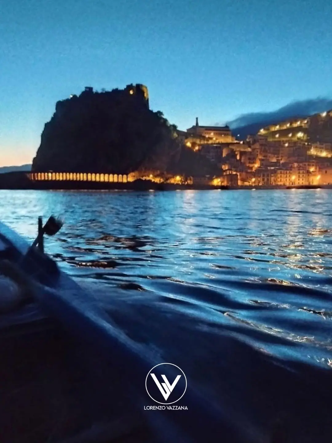 LA FOTO DEL GIORNO | La notte illumina il mare