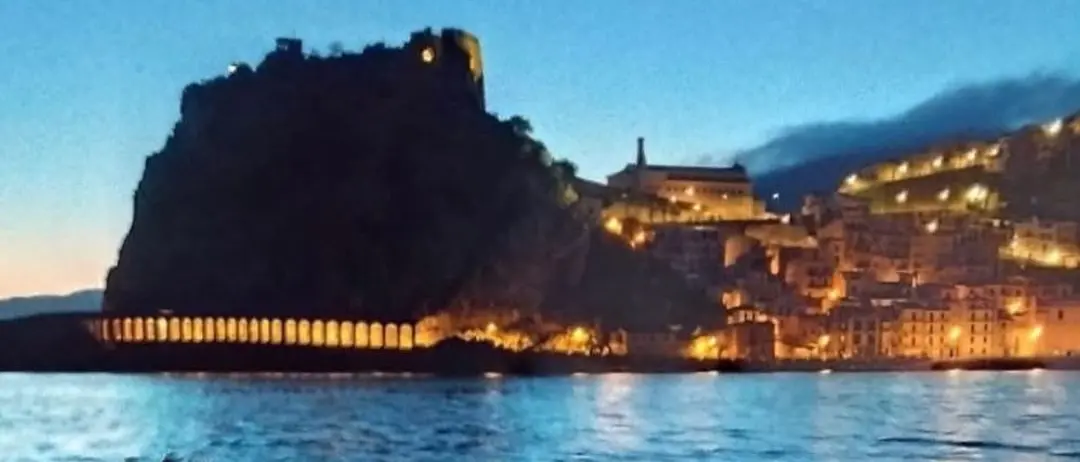 LA FOTO DEL GIORNO | La notte illumina il mare