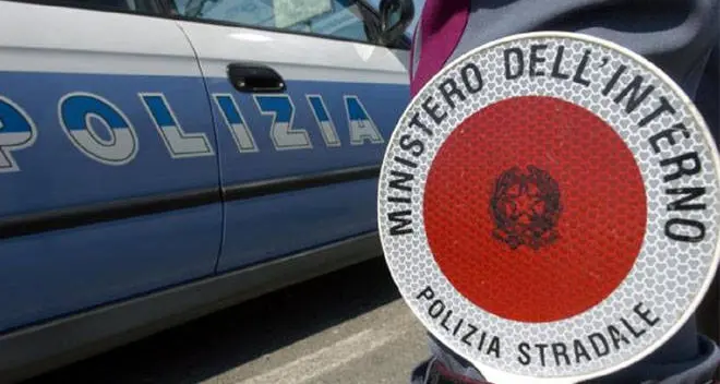Auto in fiamme sull’A2, poliziotti salvano un automobilista prima di Tarsia\n