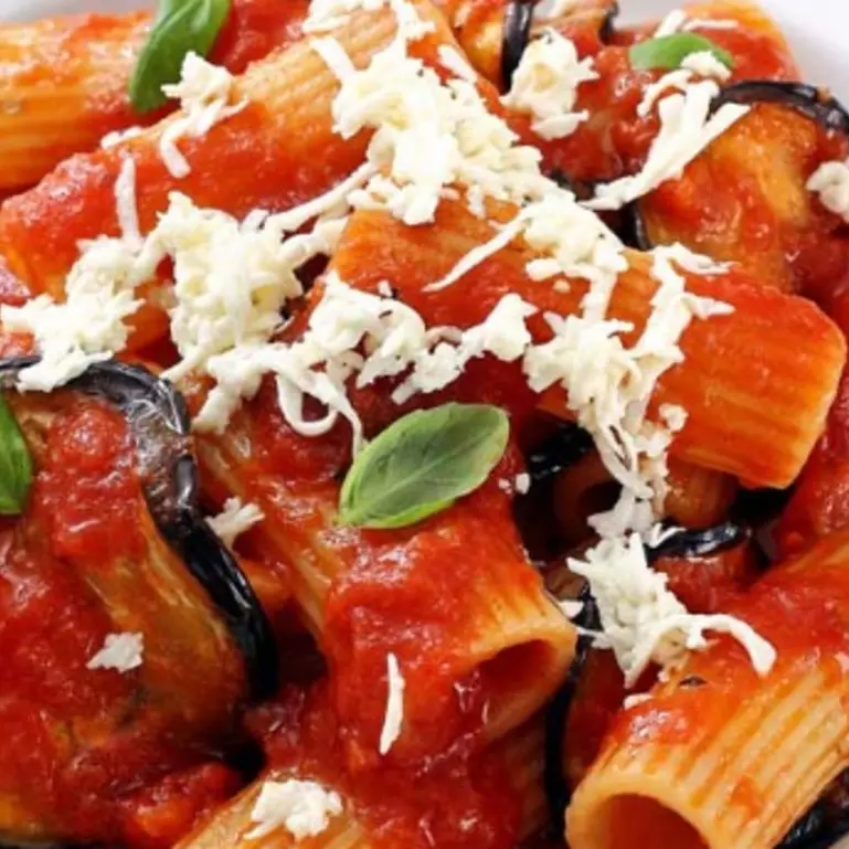 LA RICETTA DEL GIORNO | Pasta alla norma: un tripudio di gusto e tradizione