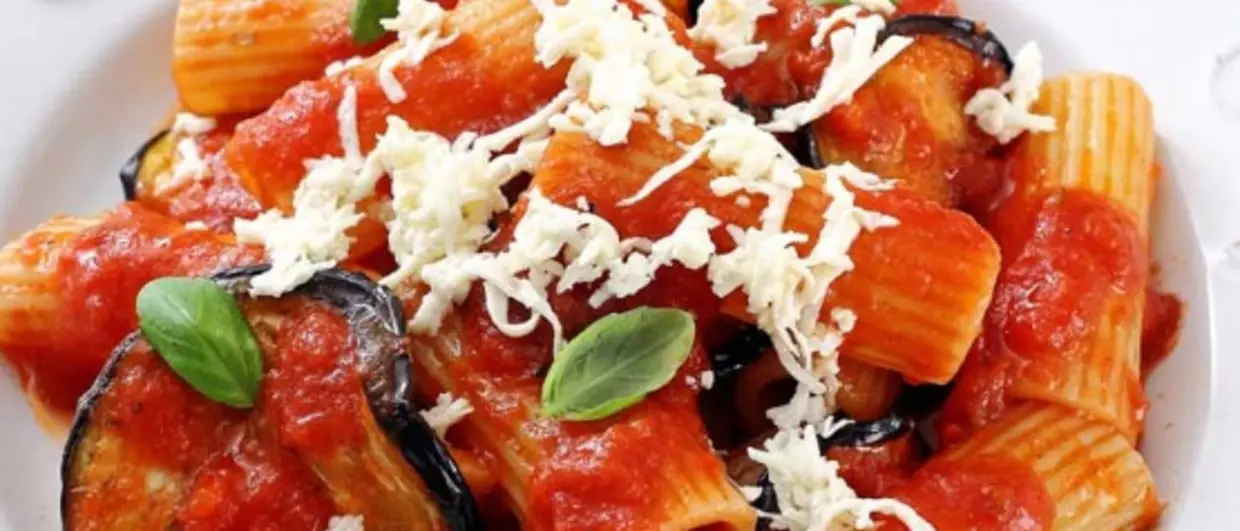 LA RICETTA DEL GIORNO | Pasta alla norma: un tripudio di gusto e tradizione