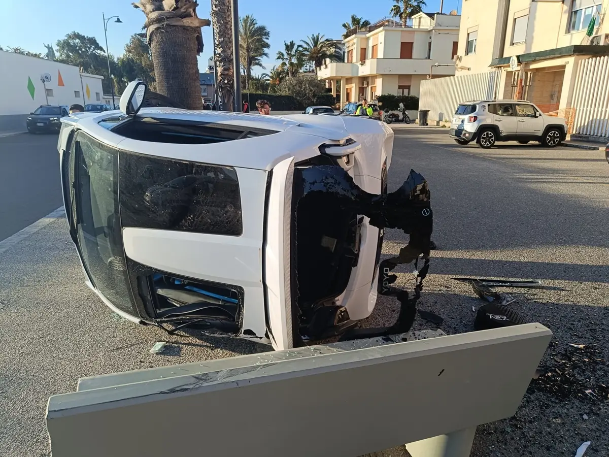 Reggio, incidente autonomo sul lungomare di Catona: una minicar si ribalta. Illeso il conducente