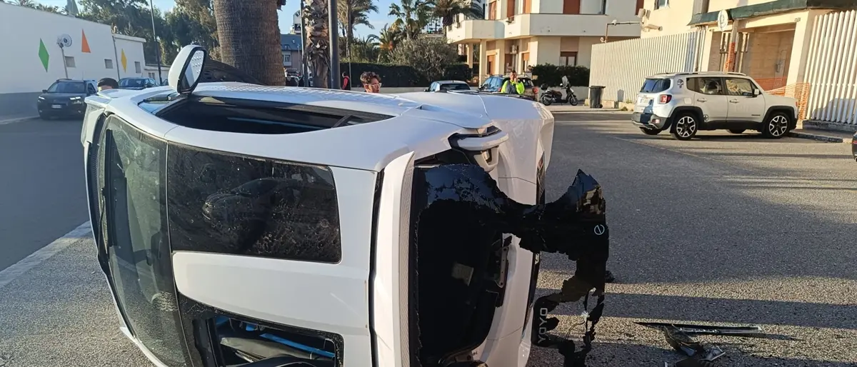 Reggio, incidente autonomo sul lungomare di Catona: una minicar si ribalta. Illeso il conducente