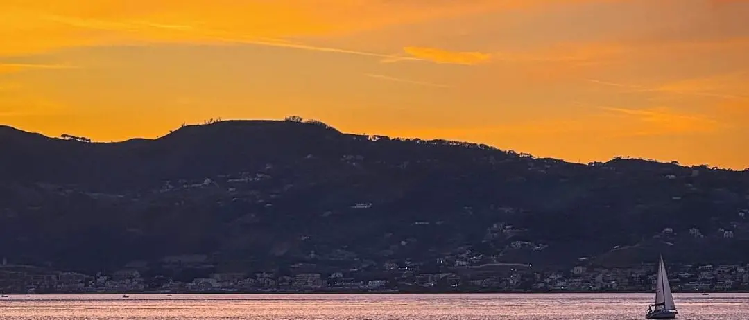 LA FOTO DEL GIORNO | Quando il sole saluta la notte