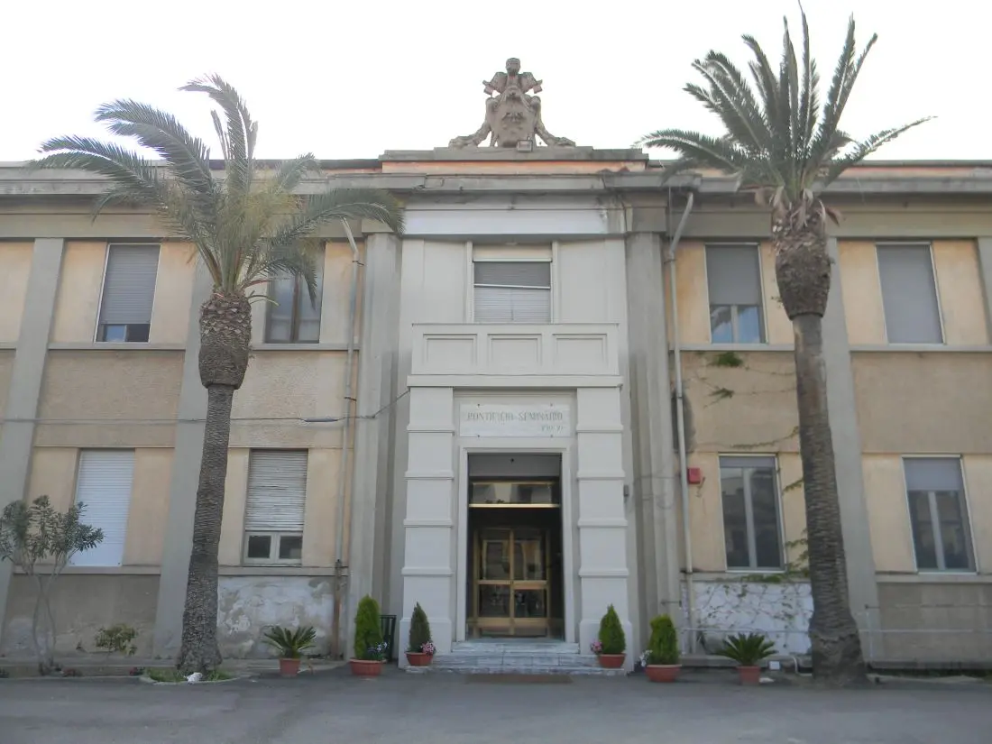 Seminario Pio XI, le scelte dei vescovi fanno sfiorare l’incidente diplomatico con la politica che però si divide. Intanto nasce un Comitato di cittadini