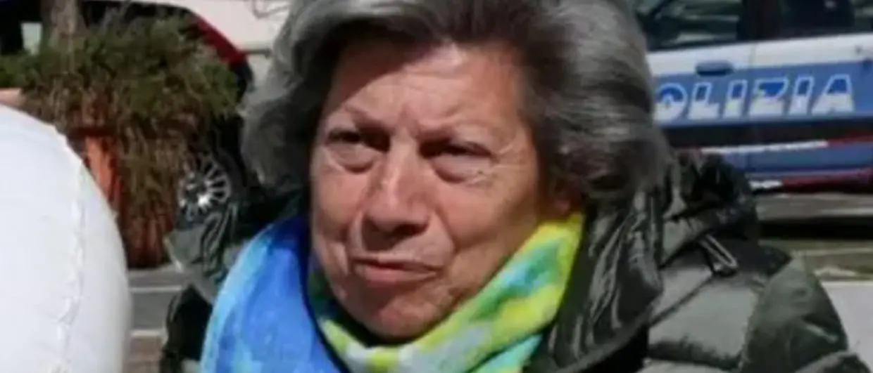 E' calabrese la signora con i fiori gialli salutata dal Papa il giorno delle dimissioni dal Gemelli