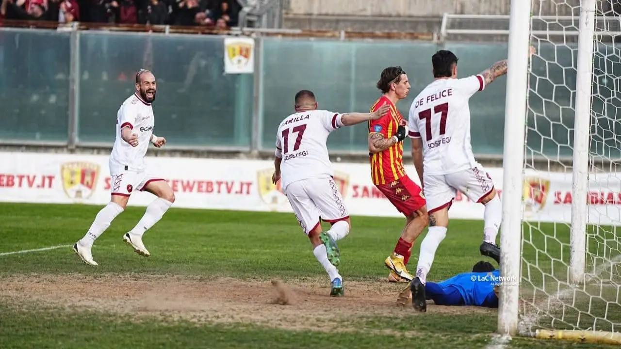 Reggina, il boato dei 1500 tifosi dopo aver espugnato Sambiase riecheggia anche a Siracusa: rush finale per uomini veri