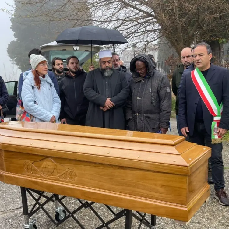Migrante detenuto morto di tumore, a Riace l’ultimo saluto ad Hassan