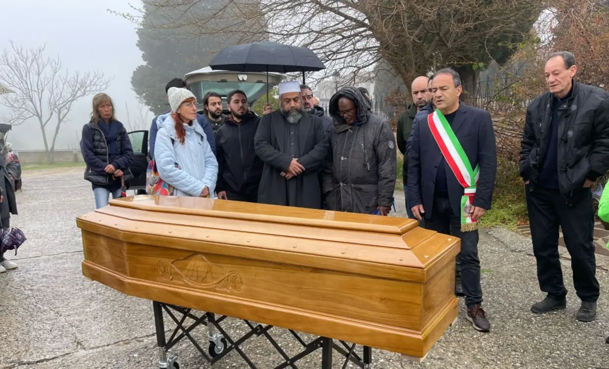 Migrante detenuto morto di tumore, a Riace l’ultimo saluto ad Hassan