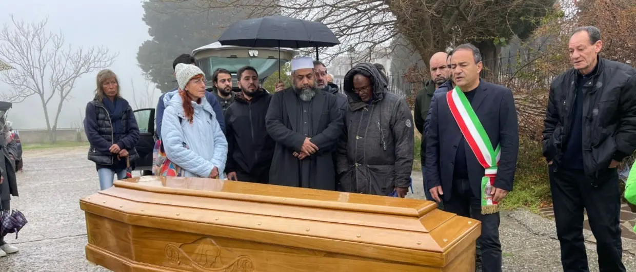 Migrante detenuto morto di tumore, a Riace l’ultimo saluto ad Hassan