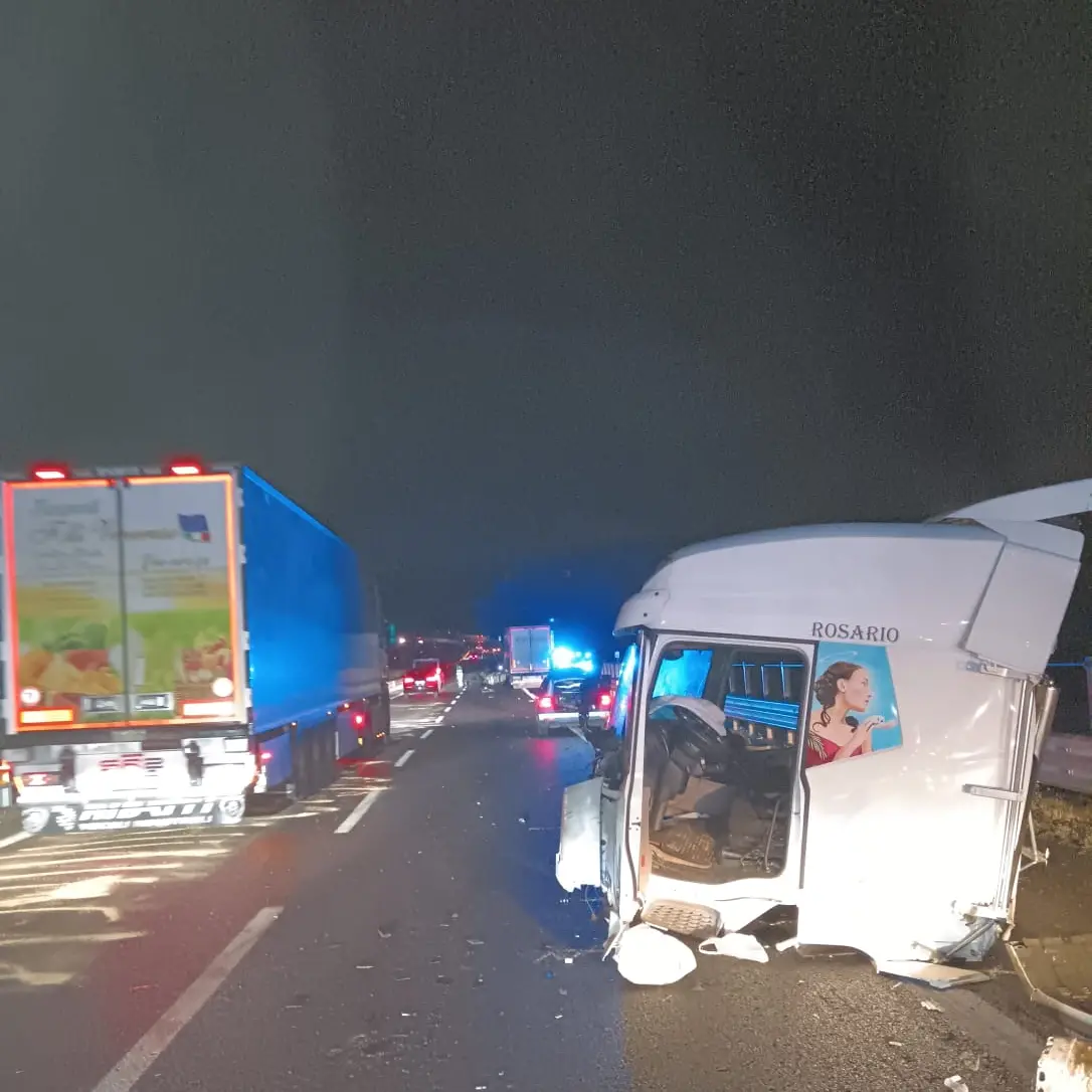 Grave incidente tra Gioia Tauro e Palmi, mezzo pesante impatta contro il guardrail: due feriti