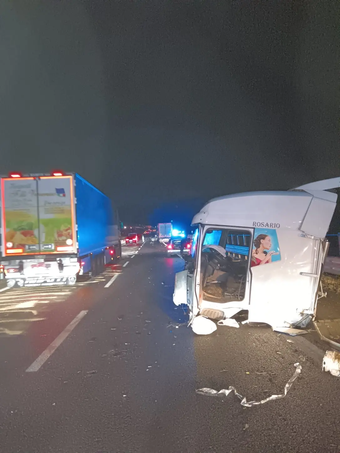 Grave incidente tra Gioia Tauro e Palmi, mezzo pesante impatta contro il guardrail: due feriti